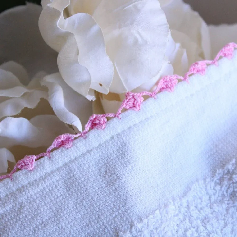 Vintage 1980s Bath Towel, Cone Terrycloth Towel With Crochet Flower Basket